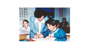 教師為見(jiàn)義勇為的蒙族青年額爾敦.朝格輔導(dǎo)功課