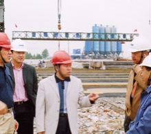       圖為學(xué)院畢業(yè)生韋世國副局長（左一）、學(xué)院畢業(yè)生九泰公司 總經(jīng)理關(guān)和平（中）在施工現(xiàn)場(chǎng)